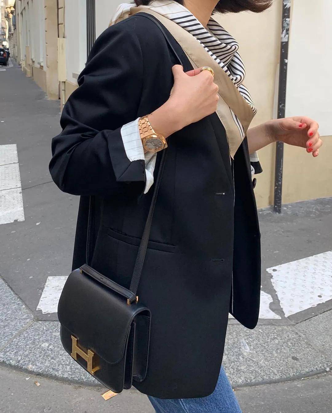 配饰|这位极简风博主的搭配中有一点点浪漫和俏皮