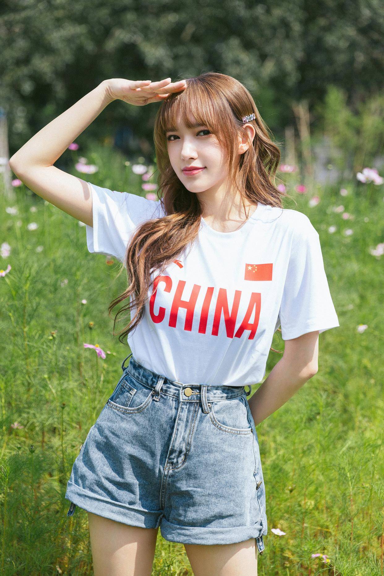 身材|程潇不愧“人间芭比”，格桑花写真浪漫又唯美，精致五官太显眼