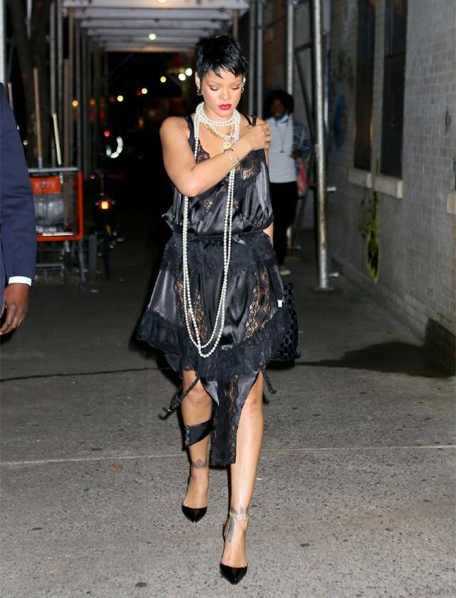 显得|周涛穿大红色花裙子,这审美太耐人寻味了,普通人驾驭不了