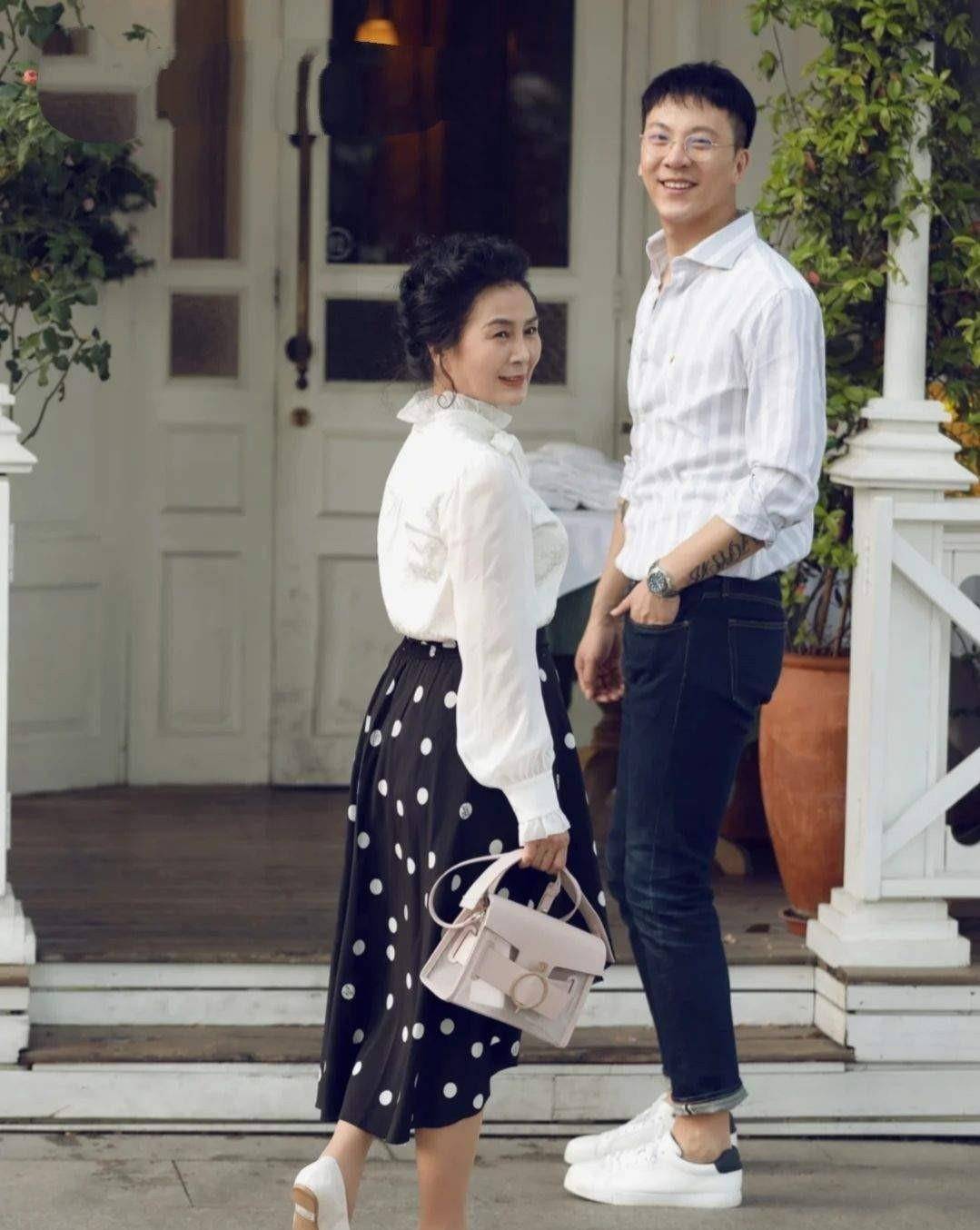 黑色|这才是60岁后该有的打扮，穿搭减龄又不装嫩，简约优雅很有女人味