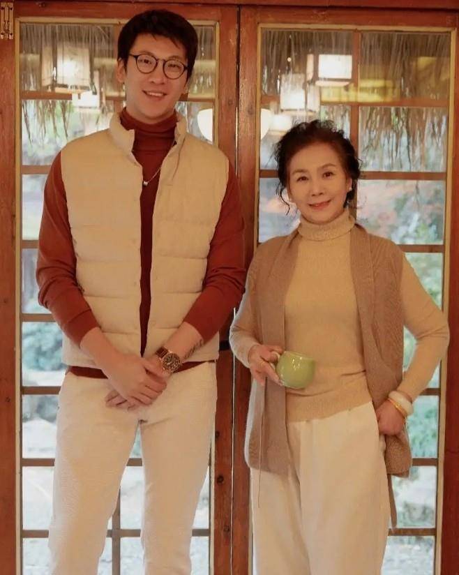 黑色|60岁“大妈”时髦火了！穿衣简单又舒服，优雅自信气质不输年龄