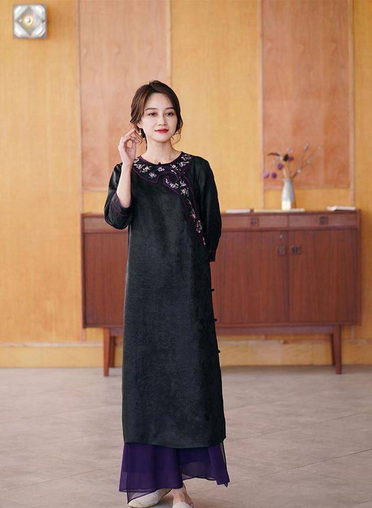 颜色|黑色休闲衫搭配白色裤子，穿起来显得十分干净利落