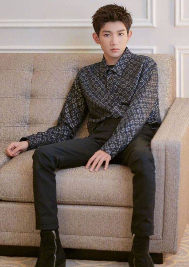 服装|王源烟熏妆搭配黑色风衣，又酷又帅十分养眼！