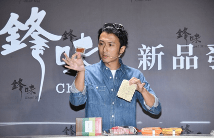 人家|牛仔裤穿腻了？看人家谢霆锋怎么穿，时尚高级不俗套