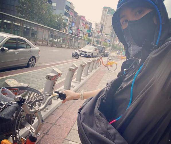 贾静雯|贾静雯罕晒生活照，穿夹克戴40cm耳环骑单车回家，双卧蚕颜值真高