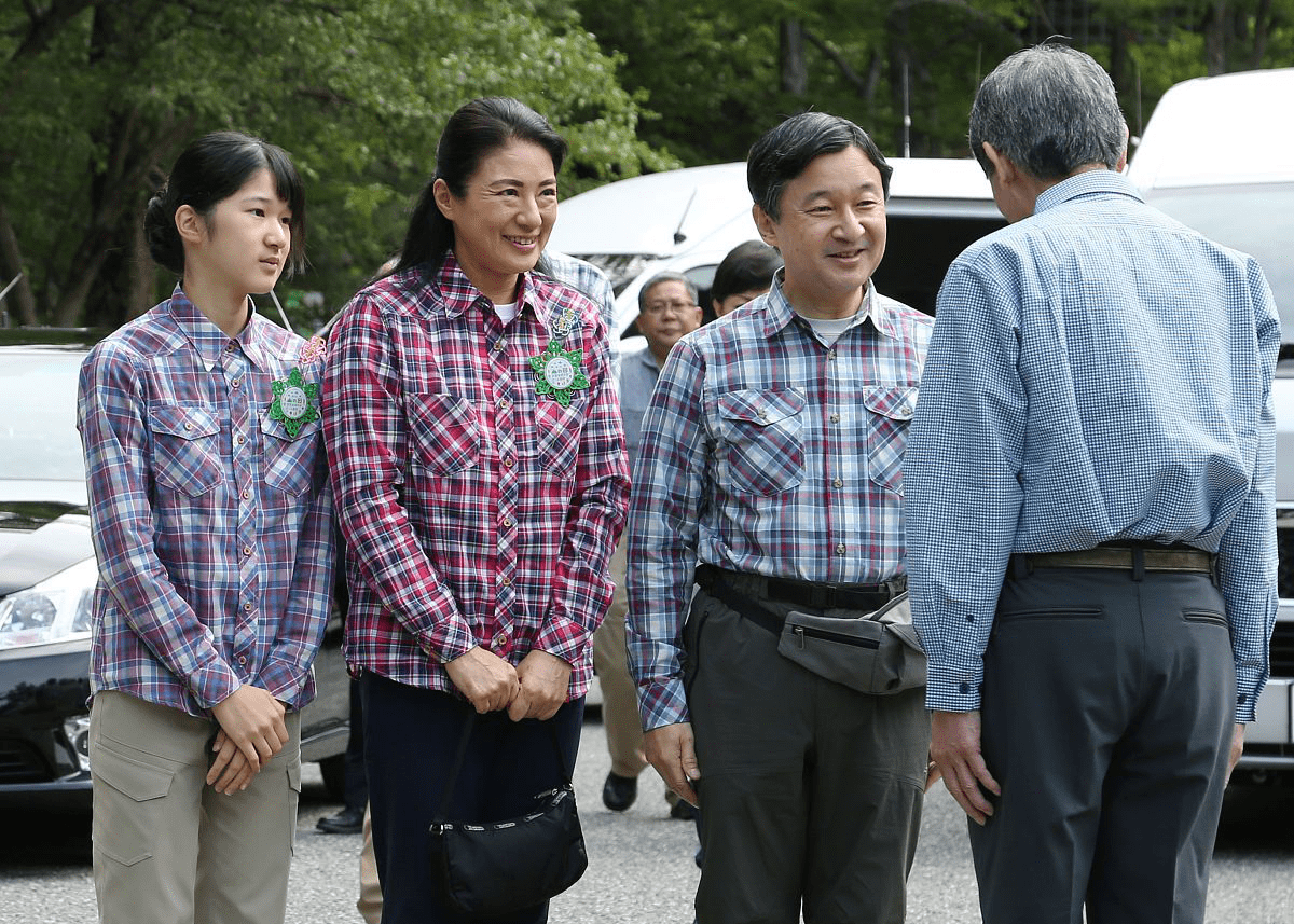 爱子|爱子公主气质好普通，素颜穿格纹衬衫出镜，和普通小姑娘没两样