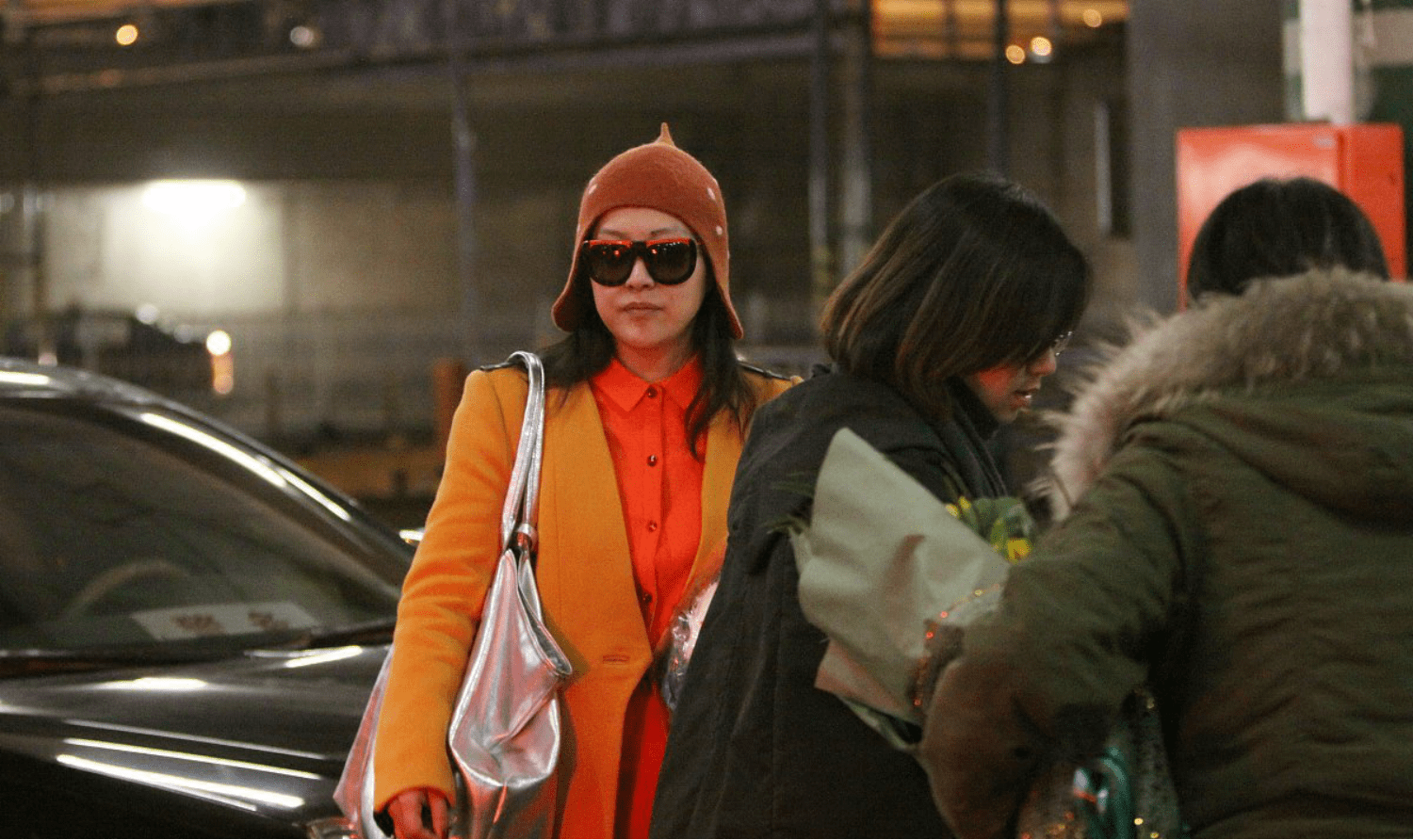 颜色|郝蕾自带活泼气质,穿得鲜亮背着大手袋,一点不像人到中年的样