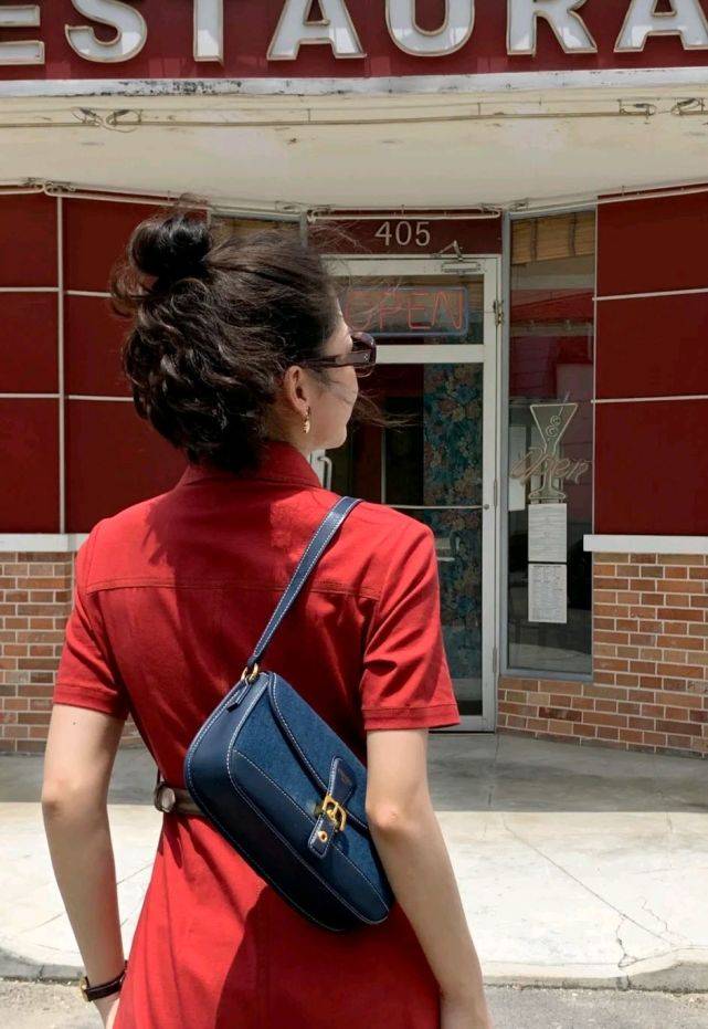 颜色|红色服装虽然很张扬，但只要穿对了，不仅吸睛还很惊艳