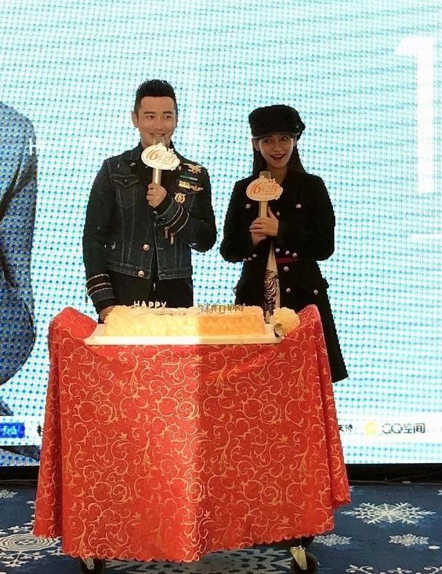 黑色|杨颖挺会搭配的，一身“海军装”配报童帽，在黄晓明身边真小女人