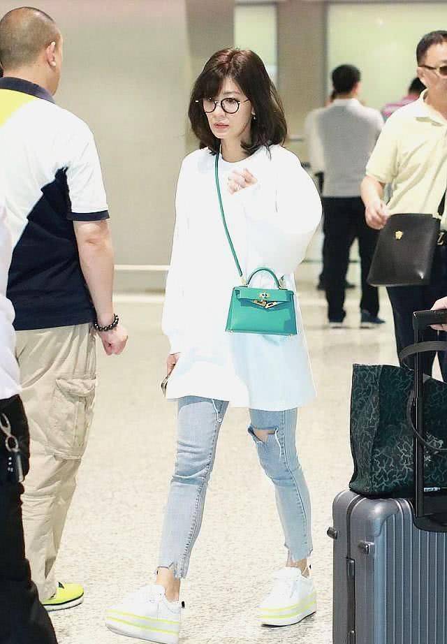 样子|贾静雯晒素颜照好嫩，但太不真实，现实生活中皮肤蜡黄脸下垂了！