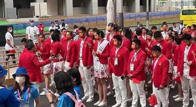 女神|朱婷穿红白印花裙亮相东奥，把女神范发挥淋漓尽致，喜庆十足