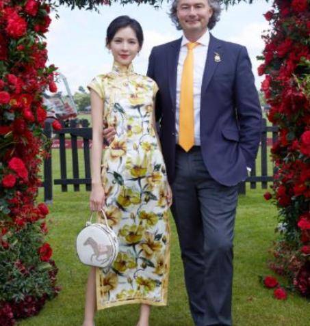 张予曦|张予曦出席国外活动，一身旗袍搭配红唇太贵气了，老外都抢着合影