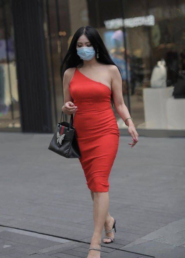 高跟鞋|今年火了一款“露肩裙”，不仅修身有型，还穿出了优雅的女神范！
