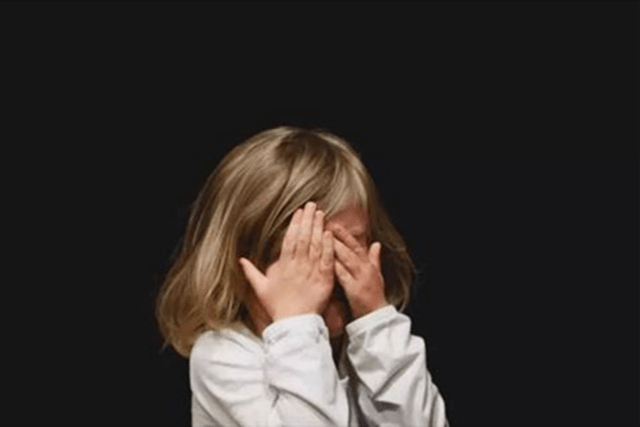 坏人|4岁女孩哭个不停，说被“面具”老爷爷欺负，裤子上还有血迹。