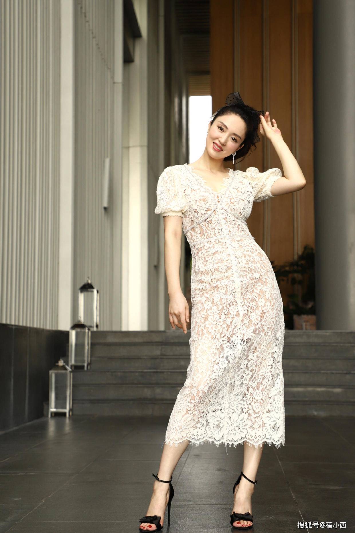 董璇|董璇与女儿小酒窝亮相，穿亲子装时髦减龄，网友：建议女儿出道