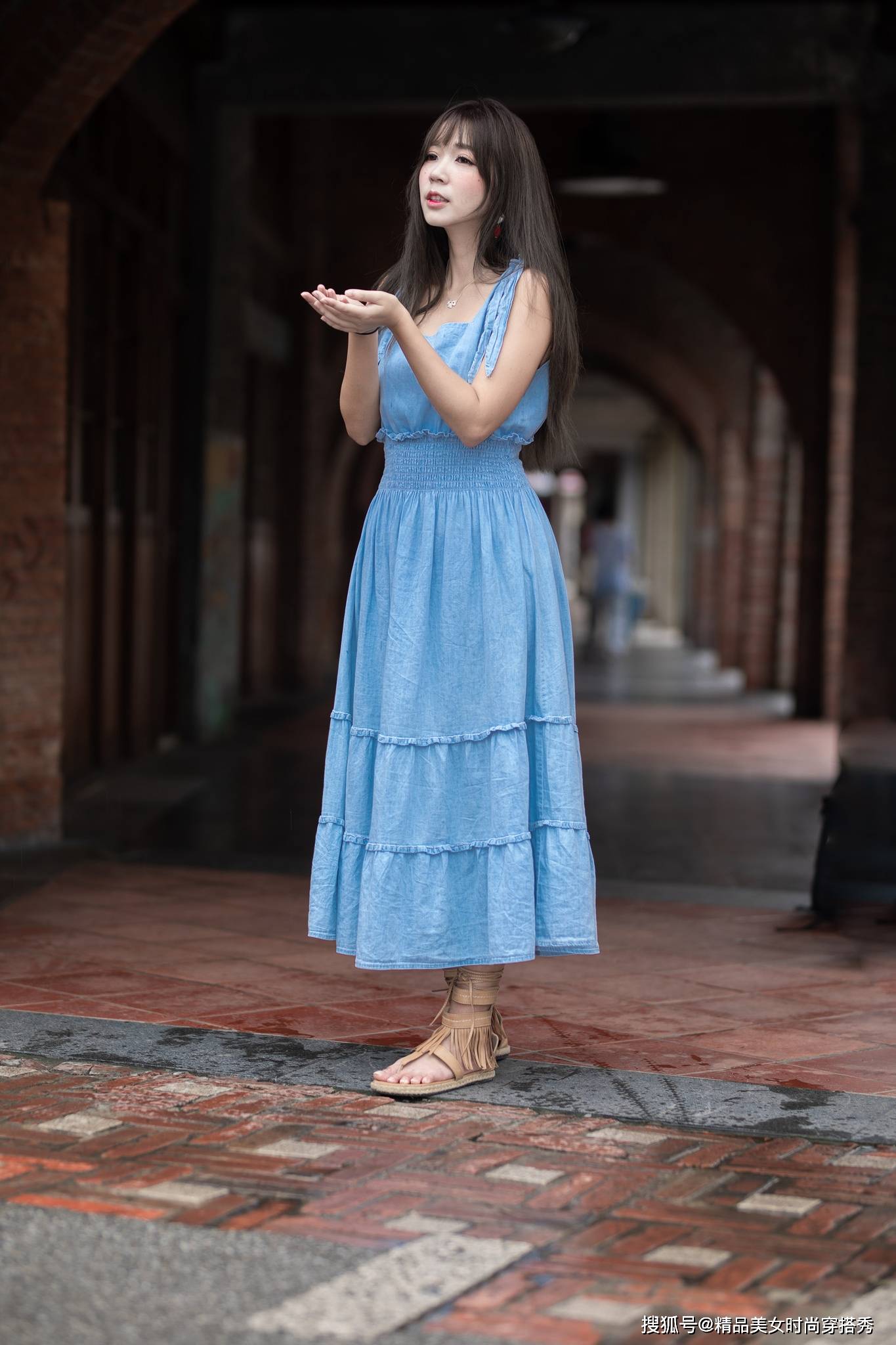 线条美|浅蓝色的牛仔无袖连衣裙,搭配一双个性时尚的凉鞋,简约优雅