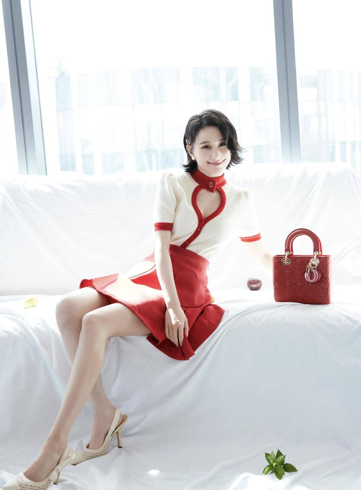 亮片|何超莲不愧是豪门千金，穿着一件薄纱亮片上衣配阔腿裤，高级洋气