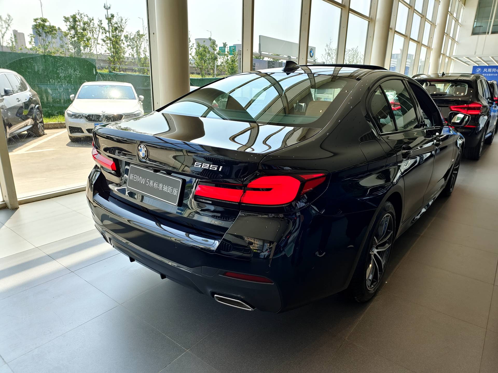 原汁原味不加长实拍宝马5系标轴版空间够用