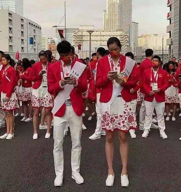女神|朱婷穿红白印花裙亮相东奥，把女神范发挥淋漓尽致，喜庆十足