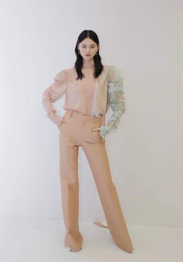 贺聪|贺聪带妹妹走秀，19岁妹妹同款丹凤眼似她翻版，五官柔和偏日系