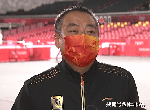 刘国梁哭了，坦言压力太大！国乒合影刘诗雯C位，樊振东想删照片_乒乓球