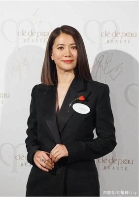 颜色|袁咏仪真的会保养，快奔五了仍然不失风度，干练西装英气飒爽