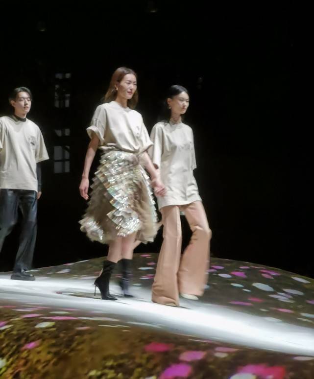 任达华|任达华女儿正式出道!和刘雯走秀摆臭脸,颜值一般穿国货却超美