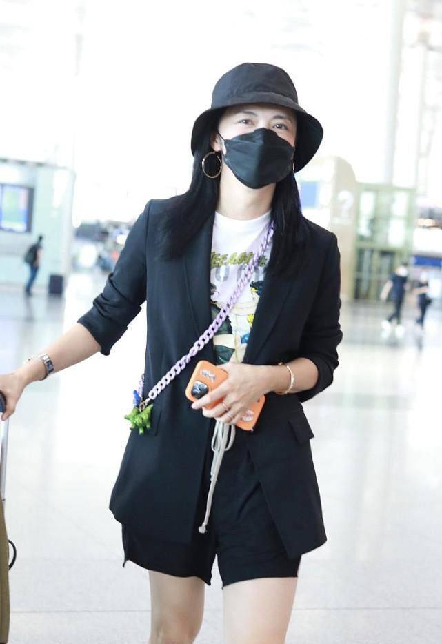 黑色|姚晨年龄越大反而越“辣”,短裤侧面还开叉,白皙美腿挺长脸