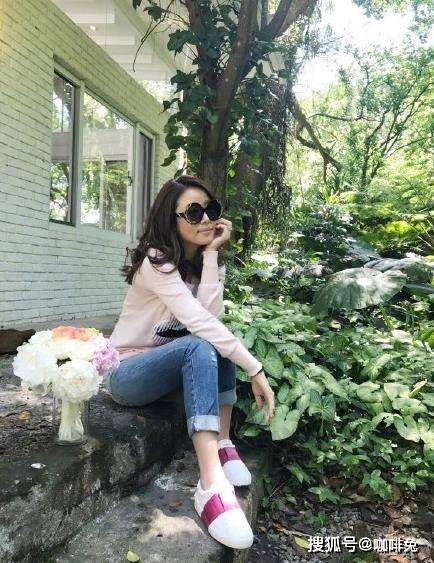 生活|老戏骨林心如的时尚大片，一身白色look优雅大气，魅力依旧