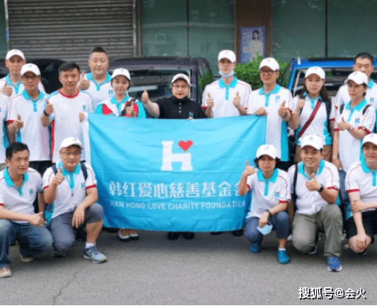 韩红暴|韩红暴瘦40斤后现身机场，穿一身黑衣打扮朴素，没带助理低调出行
