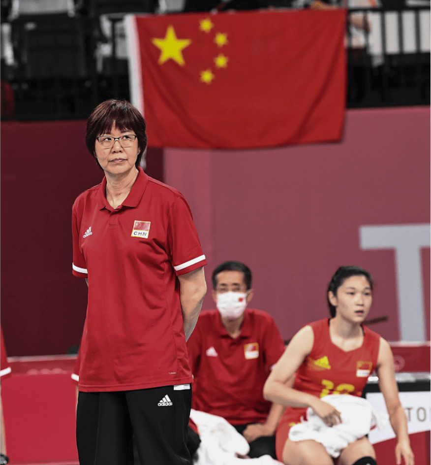 郎平|郎平即使满脸皱纹也有气质，把运动装穿出霸气感，眼神凌厉有气场