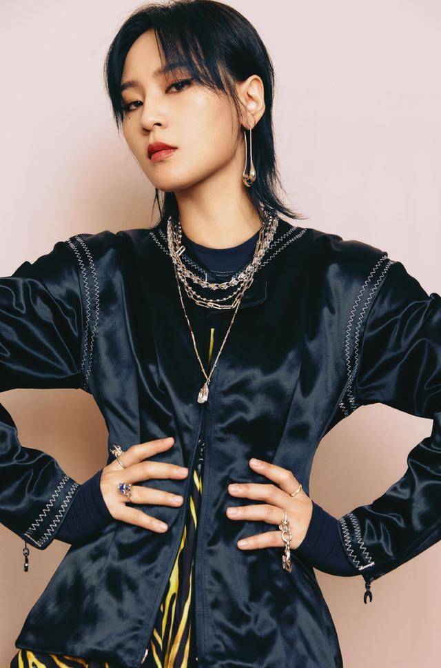黑色|周笔畅真有个性，条纹连衣裙搭廓形外套，尽显女人风味