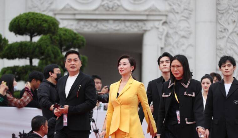 黑色|翁虹举家搬迁上海！穿牛仔裙聚会，打扮时髦似小姑娘