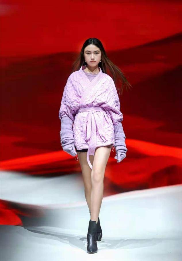 风头|任达华17岁女儿首登T台，同台刘雯长腿抢尽风头，180身高太瞩目