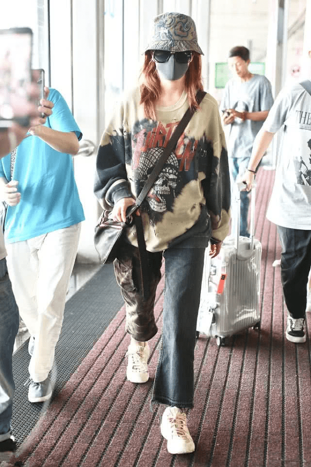 进行|赵薇素颜和普通人没啥两样，发型凌乱很真实，但女儿的颜值真挺高
