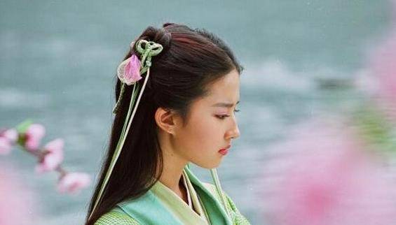眼睛|女明星古装遮住了鞋子，但是遮不住脚下的这块砖，辣眼睛