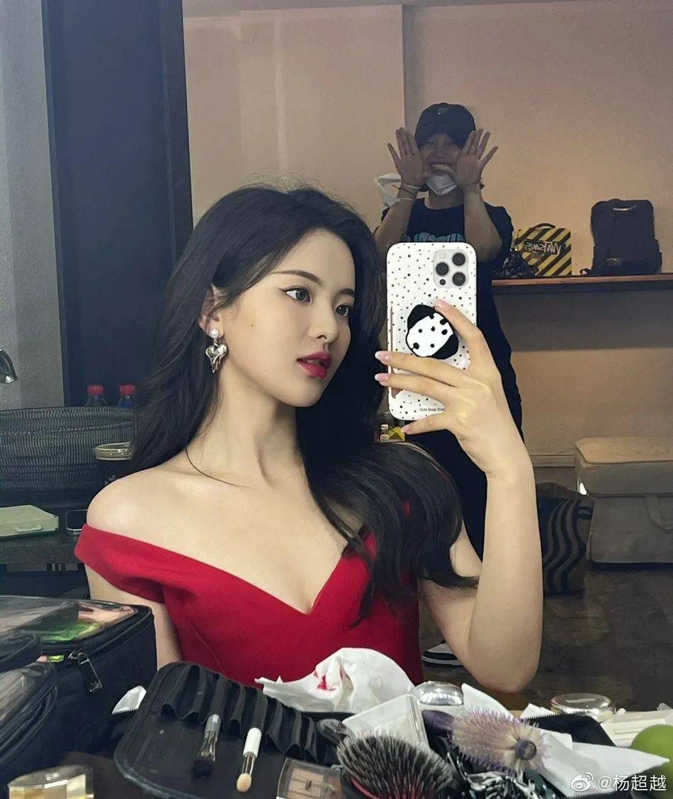 英雄|杨超越白裙红裙切换超级美艳！雪肤玉貌太性感撩人