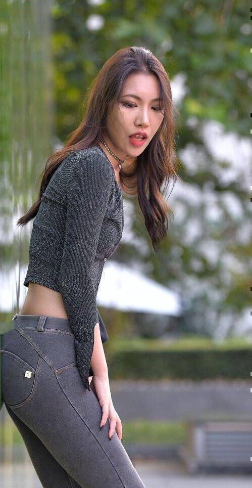 西装|西装裙修身的设计，彰显迷人的小蛮腰，搭配高跟鞋非常棒