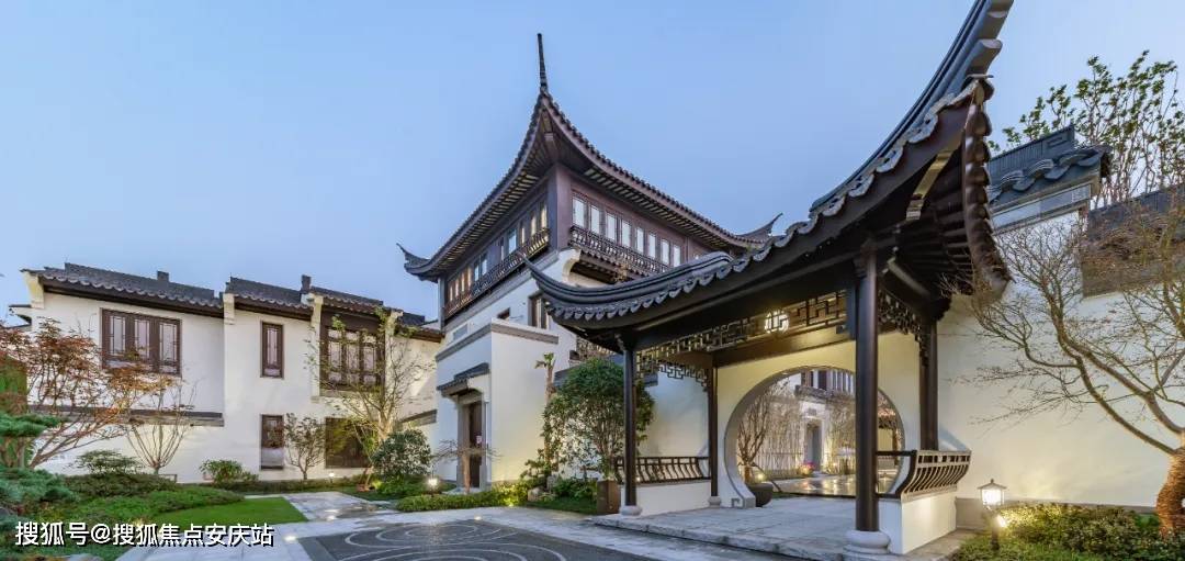 (杭州湖风雅园·和院实景图)而保亿初入绍兴,就给第一个项目定名为"湖