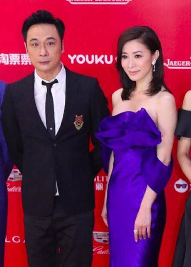 设计|佘诗曼气质全开！穿一字肩的修身连衣裙高挑纤瘦，腰臀比例真出众
