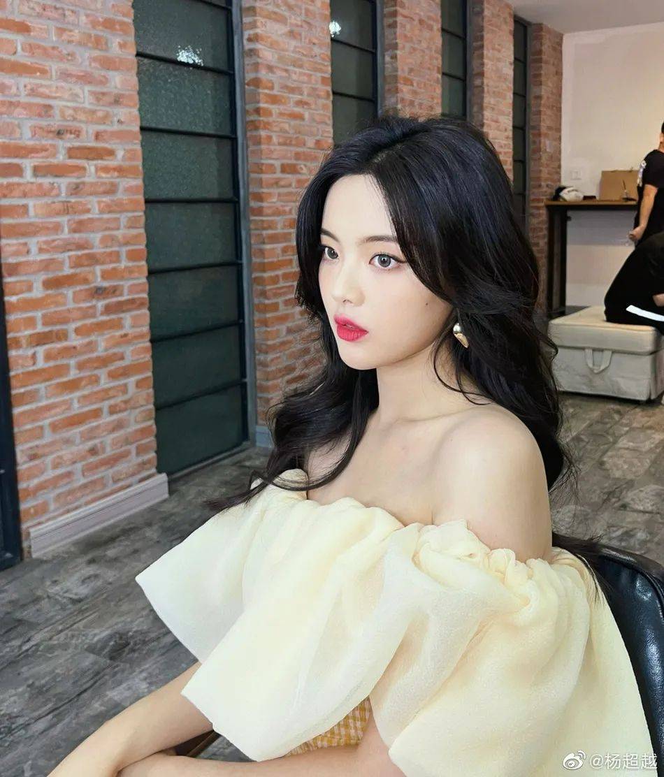 英雄|杨超越白裙红裙切换超级美艳！雪肤玉貌太性感撩人