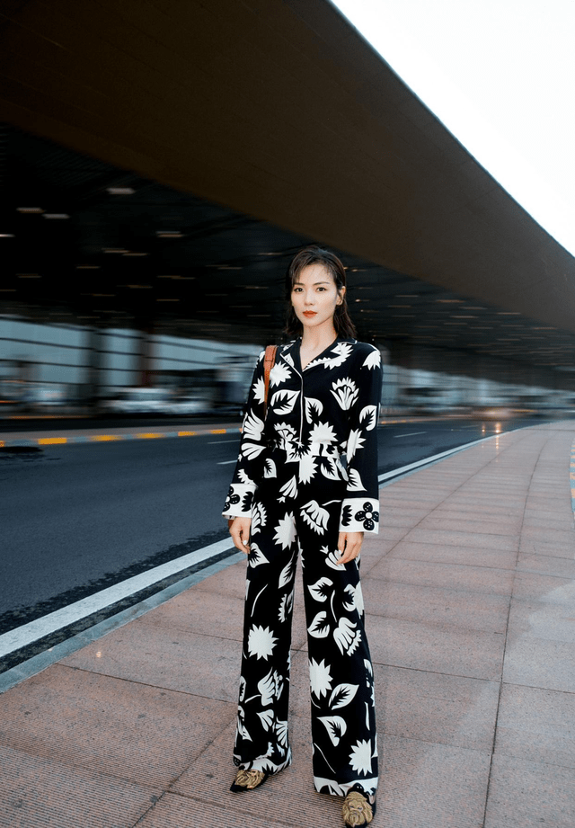 贵妇|刘涛终于换风格,黑色连衣裙配礼帽优雅高贵,像弄堂里的精致贵妇