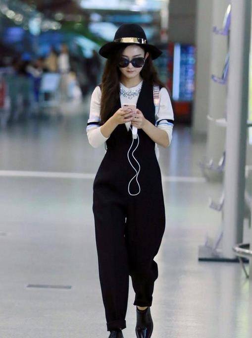 小腿肚|赵丽颖的穿衣搭配越来越中看了，但你有发现她这个嗜好吗