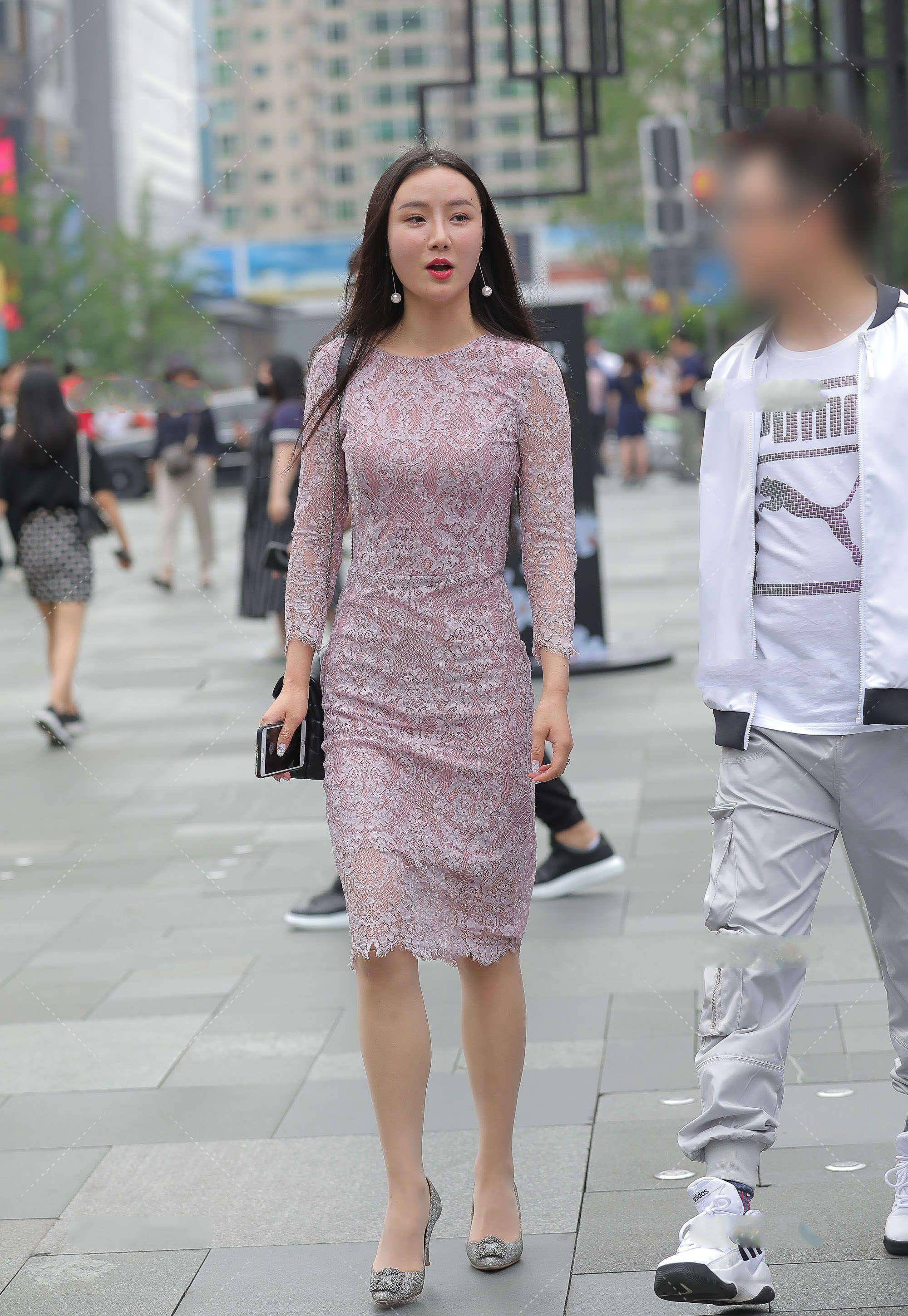 颜色|镂空修身长裙，穿身上尽显优雅，选择优雅长裙的小技巧