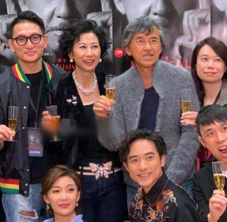 显得|在街头拍到叶倩文，不修图就是奶奶样子，身材干瘦脖颈满是皱纹！