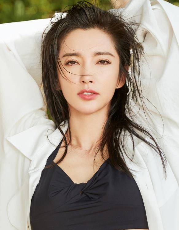 脸部|李冰冰身材真狠！衬衫光腿穿，吊带露马甲线，“马蜂腰”70后少见