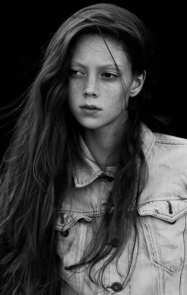 面孔|雀斑模特招热议？变性模特受追捧？到底是谁在为美划定界限？