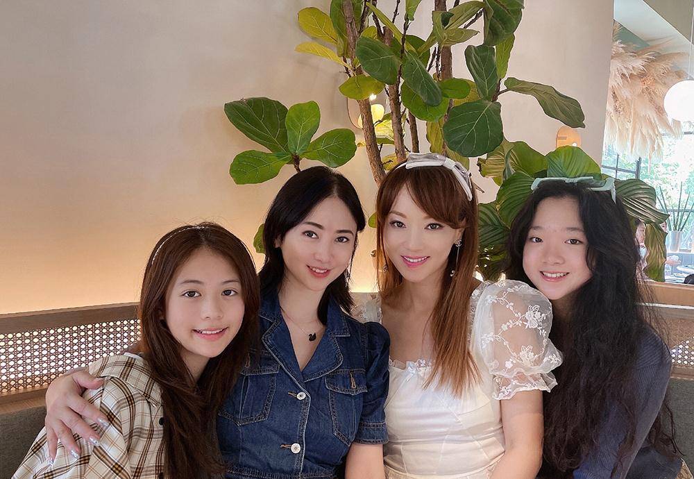 黑色|翁虹举家搬迁上海！穿牛仔裙聚会，打扮时髦似小姑娘