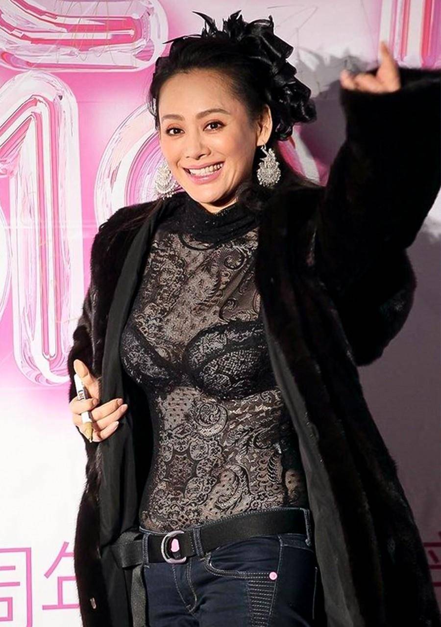 视觉|宁静够勇敢，貂皮大衣里只穿层薄纱，露出内搭好尴尬，70后还真拼