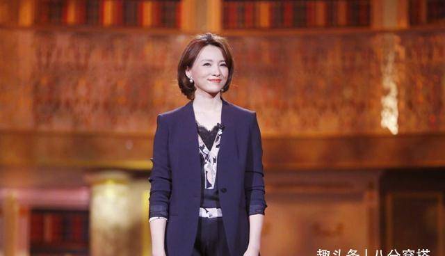 设计|著名主持人董卿真会穿，一袭黑色修身连衣裙知性温婉，干练利落